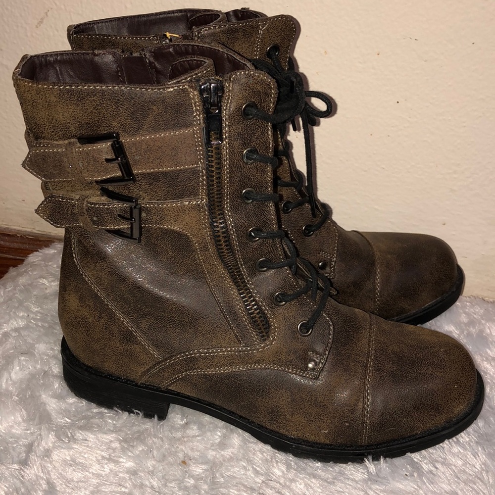 Cute girl brown boots. Size 5 but is more of a 6